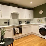 Luxury 2 Bedroom Apartment W/ Free Parking