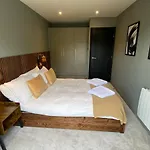 Luxury 2 Bedroom Apartment W/ Free Parking