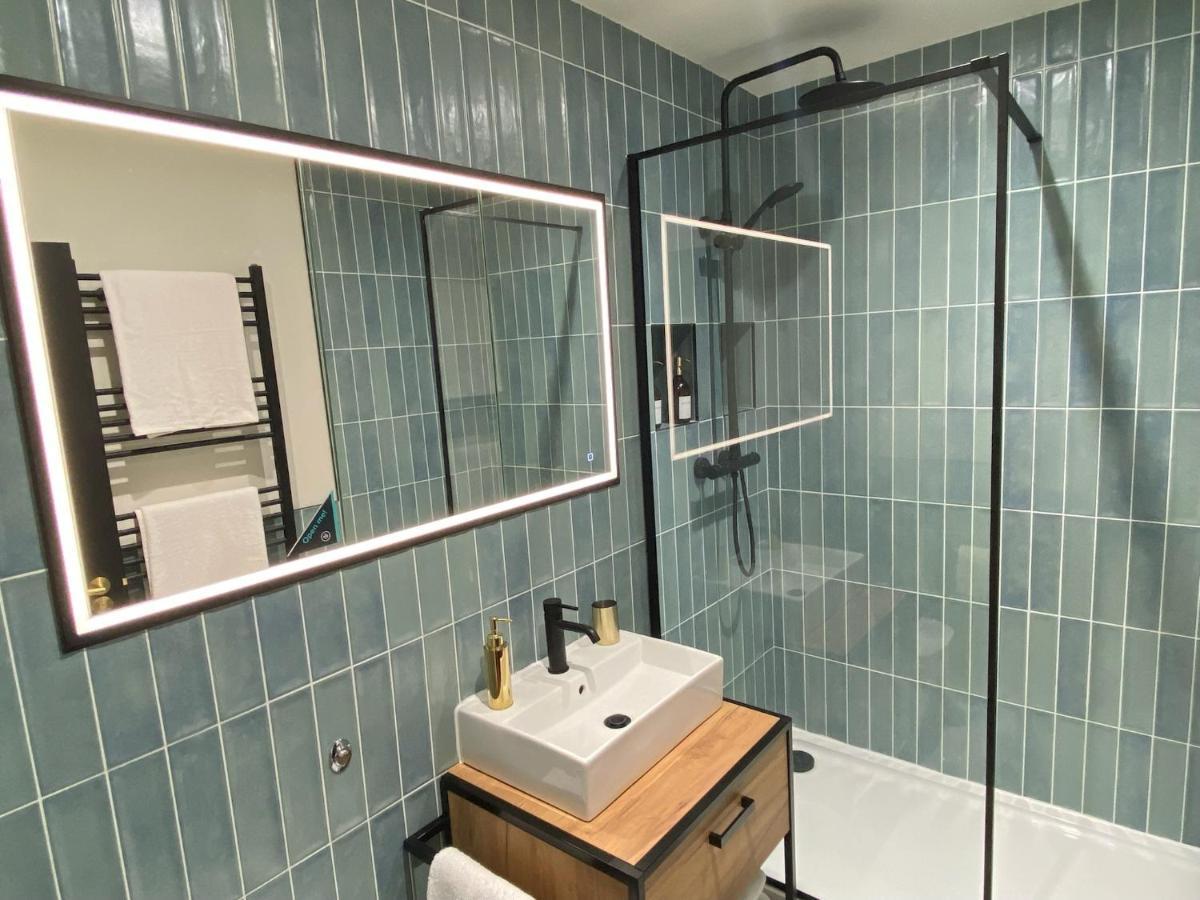 Luxury 2 Bedroom W/ Free Parking * York
